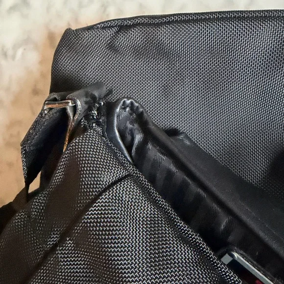 Men's TUMI Black Crossbody Laptop Messenger Bag Leather and Nylon Magnetic Close - Picture 9 of 9